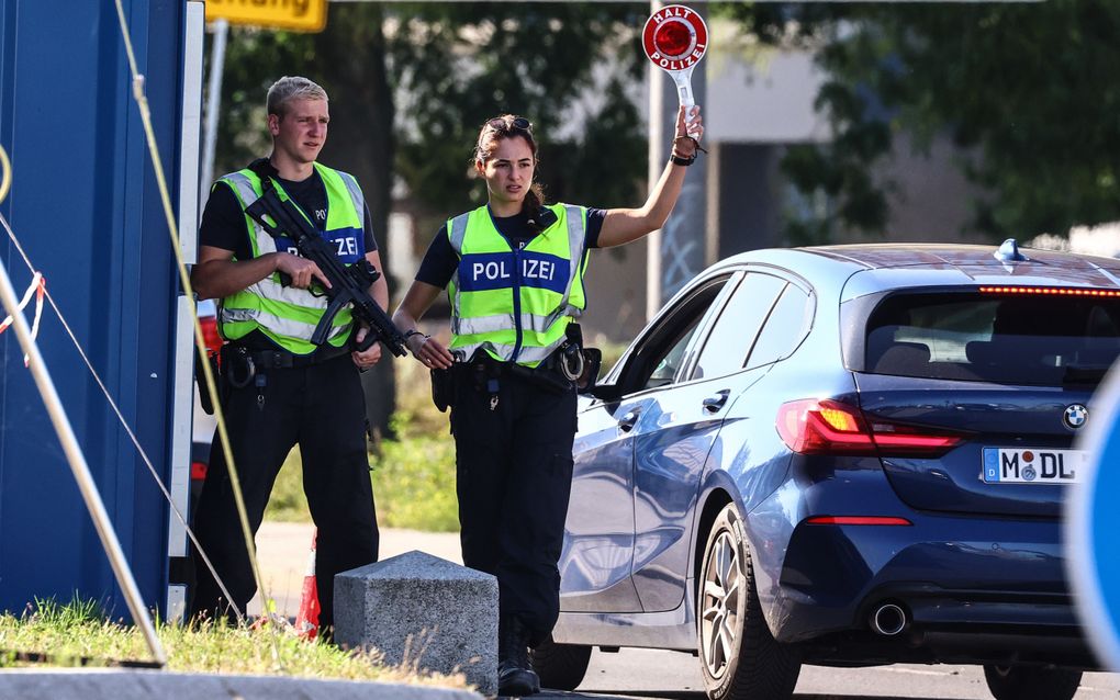 Duitse politieagenten voeren aan de Poolse grens een controle uit. beeld EPA, Filip Singer