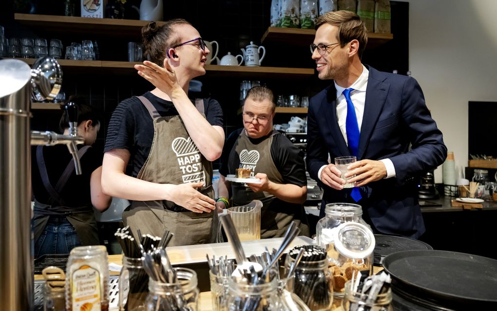 Staatssecretaris Jurgen Nobel (Participatie en Integratie) bezocht in augustus een sociaal lunchrestaurant in Den Haag. Het experiment om mensen met schulden eerder op de radar te krijgen, komt uit zijn koker. „Voorkomen is beter dan genezen”, stelt de bewindsman. beeld ANP, Robin van Lonkhuijsen 