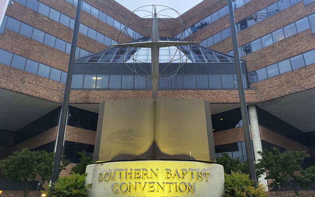 Het hoofdkantoor van de Zuidelijke Baptisten in Nashville, met voor de ingang een grote opengeslagen Bijbel met een kruis erop. beeld AP, Holly Meyer