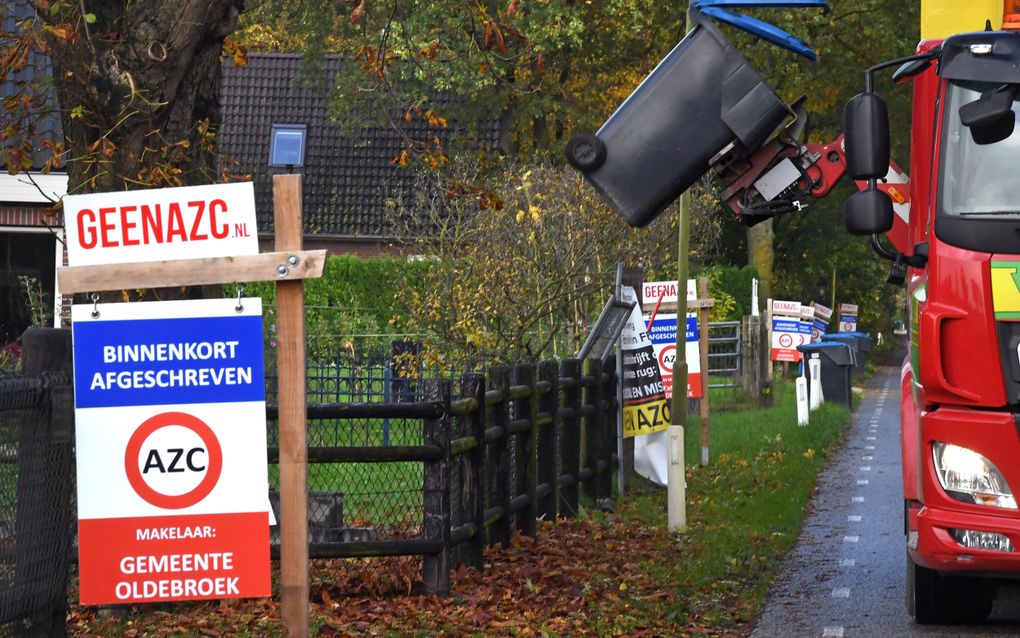 Protestborden tegen de komst van een azc in Oldebroek. beeld ANP, Marcel van den Bergh