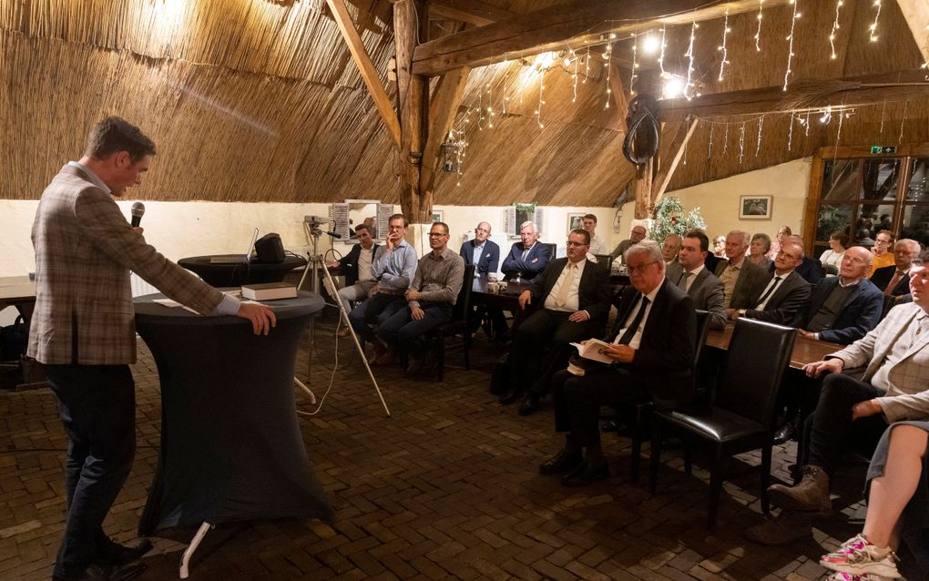 In de schaapskooi in Soest presenteerde Jan-Kees Kooijman (l.) dinsdagavond zijn boek ”Eén Herder. De herdermetafoor in het Oude en Nieuwe Testament”. Op de vierde stoel van rechts ds. J.B. Zippro. beeld Erik Kottier