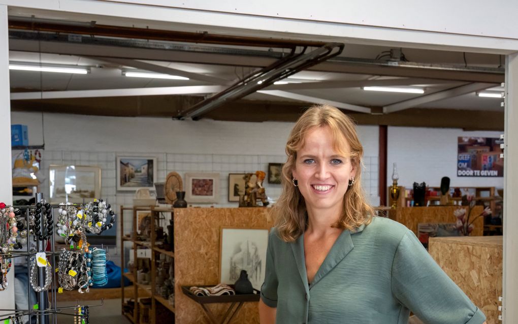 Bestuurslid Inge Meijboom is al zes jaar betrokken bij de kringloop van Red een Kind in Amersfoort.
beeld Ruben Schipper Fotografie