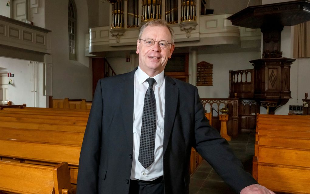 Ds. A.L. van Zwet in de Oude Kerk in Putten. beeld Ruben Schipper Fotografie