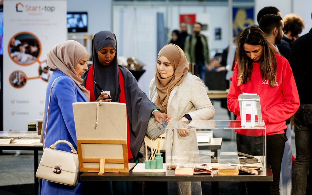 Moslimjongeren willen hetzelfde als andere Nederlandse jongeren, zegt voorzitter Esma Kendir van Collectief Jonge Moslims. „Bijdragen aan de Nederlandse samenleving en de ruimte krijgen om onszelf te ontwikkelen. Maar wij worden daarbij gehinderd door discriminatie.” beeld ANP, Robin van Lonkhuijsen 