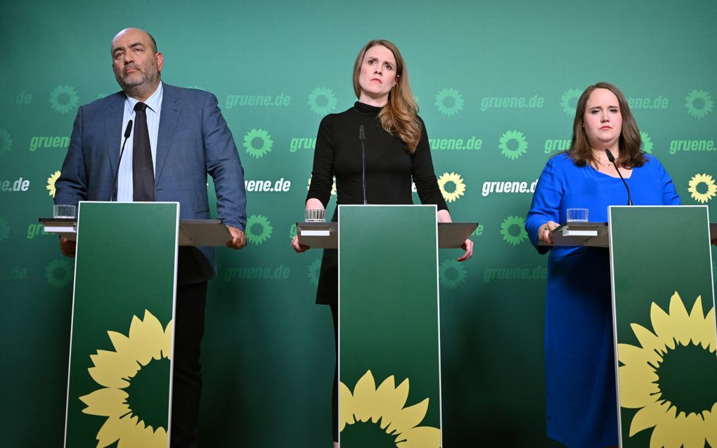 EU-kopstuk van de Groenen Terry Reindtke en partijvoorzitters Omid Nouripour (l.) en Ricarda Lang (r.) spreken kiezers toe na de Europese verkiezingen. beeld AFP, Ralf Hirschberger 