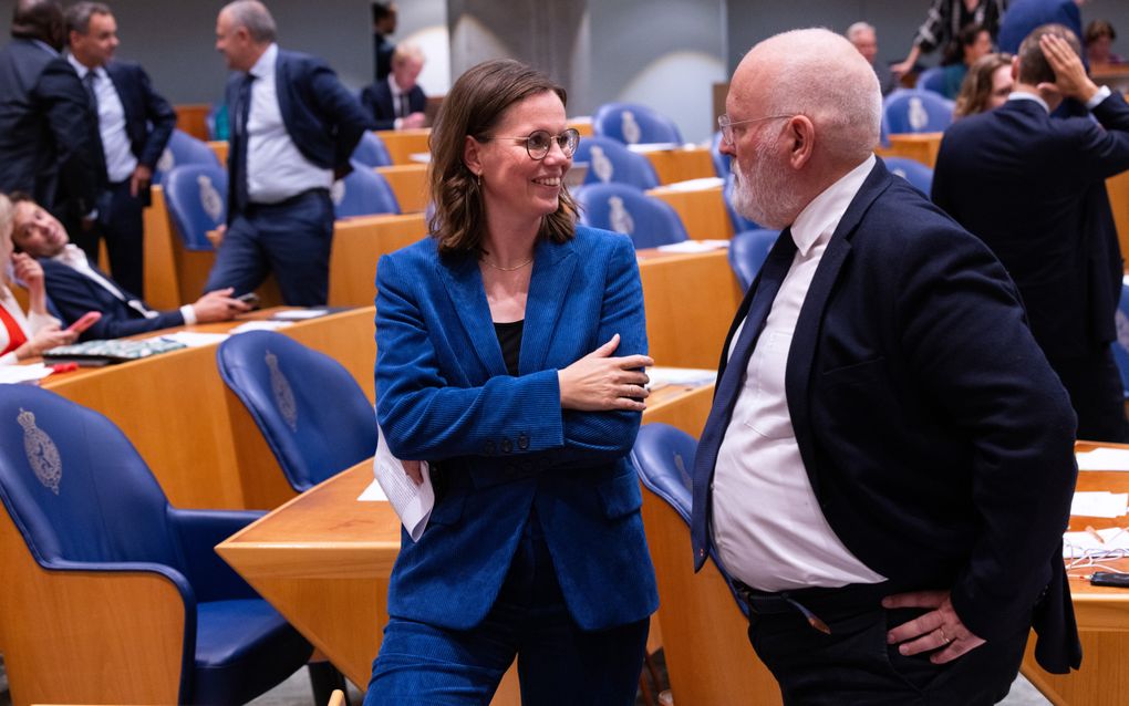 CU-leider Mirjam Bikker spreekt met Frans Timmermans, de fractievoorzitter van GroenLinks-PvdA tijdens de Algemene Politieke Beschouwingen. beeld Dirk Hol