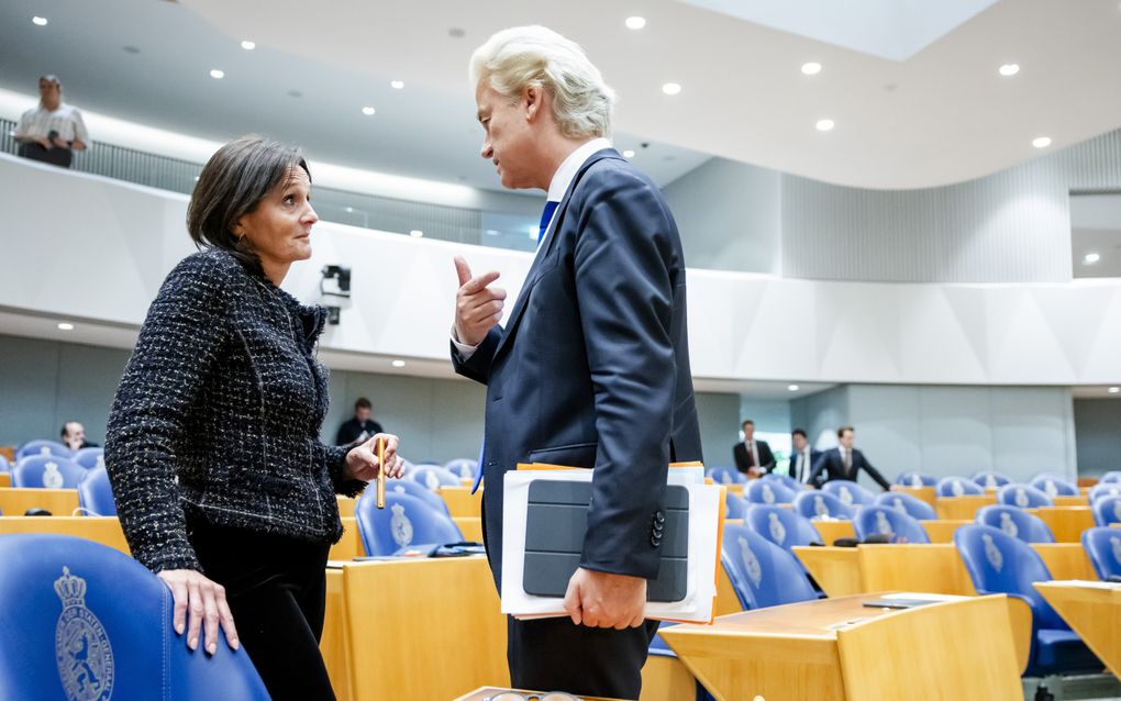 Nicolien van Vroonhoven (NSC) en Geert Wilders (PVV) overleggen tijdens een schorsing op de tweede dag van de Algemene Politieke Beschouwingen. beeld ANP, Sem van der Wal