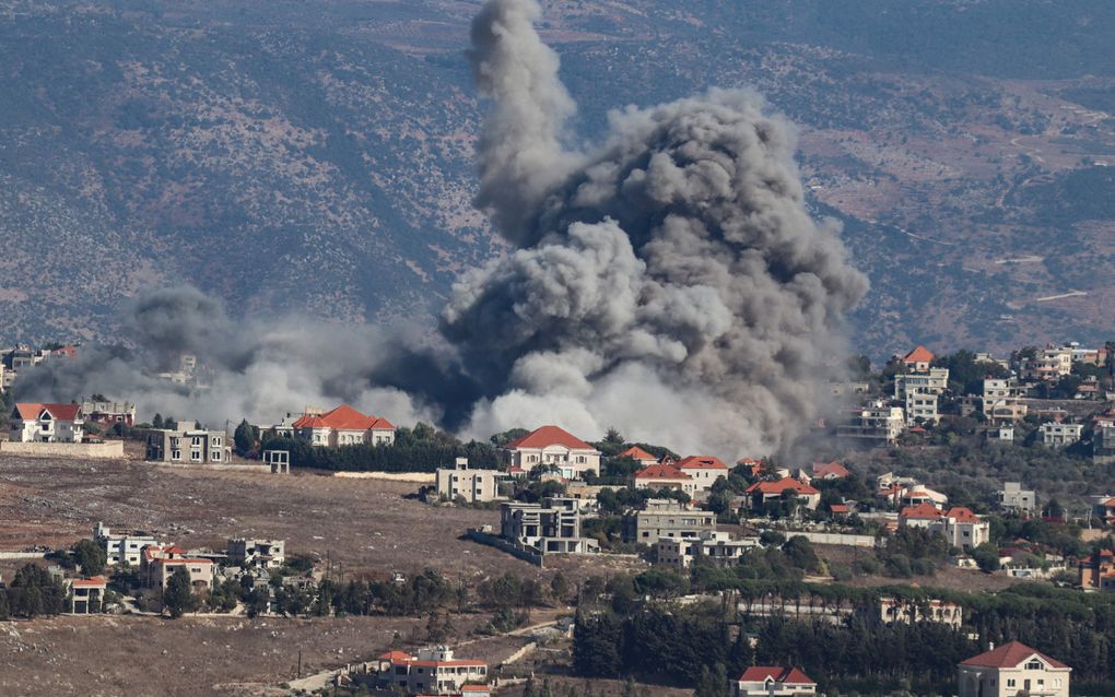 Rook is te zien boven een dorpje in Libanon waarop Israël bombardementen heeft uitgevoerd om raketten en wapens van Hezbollah uit te schakelen. beeld EPA