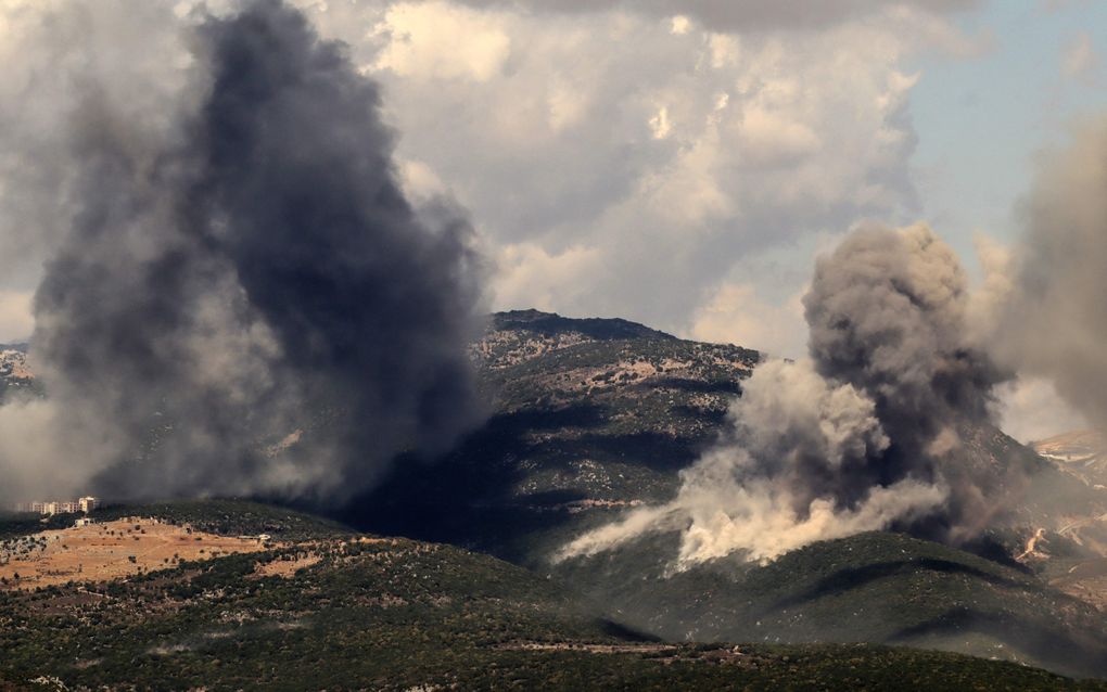 Rook stijgt op boven Jabal Al-Rehan in Zuid-Libanon na een Israëlische aanval. beeld AFP, Rabih Daher