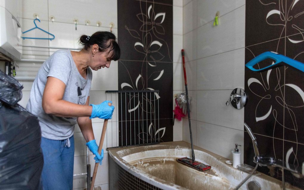 De Poolse Agata Pioro maakt deze week haar badkamer schoon na de hevige regenval en overstromingen door Storm Boris in Centraal-Europa. beeld AFP, Wojtek Radwanski