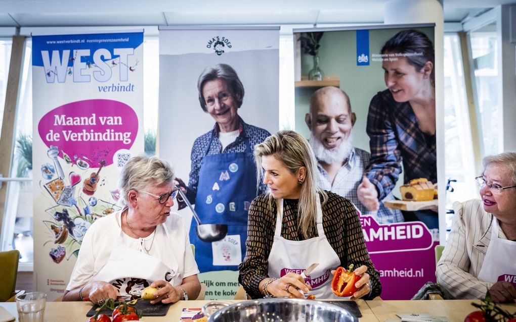 Koningin Maxima kookt tijdens een eerdere editie van de Week tegen Eenzaamheid met ouderen tijdens een bezoek aan een buurthuis, waar initiatieven die eenzaamheid verminderen worden ontplooid. beeld ANP, Remko de Waal