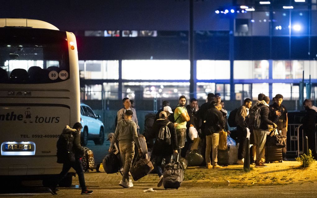 Asielzoekers voor wie geen plek is in Ter Apel komen aan bij de Jaarbeurs. Het gaat om een groep van honderd mannen die twee weken in Utrecht kunnen verblijven, meldt de gemeente. Na deze twee weken worden ze elders in het land ondergebracht. beeld ANP, Jeroen Jumelet