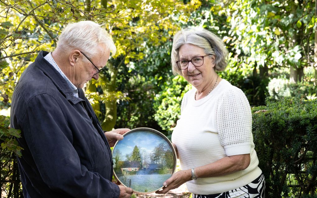 Bertus en Aleid van den Dikkenberg. Op de foto het huis waar oma woonde.
beeld RD, Anton Dommerholt