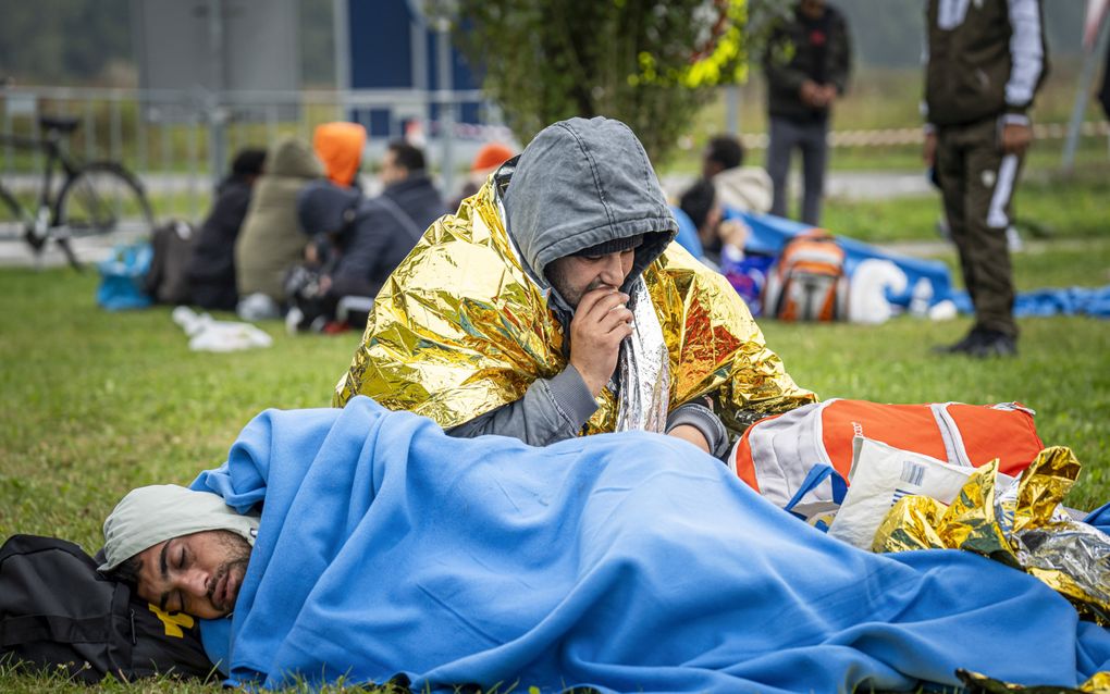 Asielzoekers bij het aanmeldcentrum in Ter Apel vorige week, na de nacht elders te hebben doorgebracht. De locatie in Ter Apel is dusdanig vol dat twee avonden achtereen mensen buiten dreigden te slapen. beeld ANP, Jaspar Moulijn