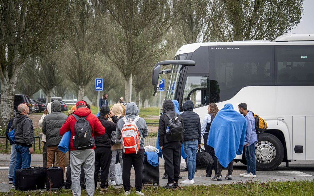 Asielzoekers komen aan bij het aanmeldcentrum in Ter Apel. Honderden predikanten vragen in een brief aan premier Schoof om „barmhartigheid met mensen die onze hulp nodig hebben”. beeld ANP, Jaspar Moulijn