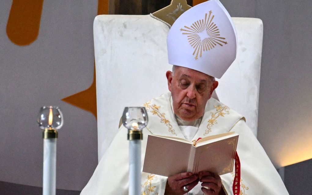 „Ook al zijn een paar kenmerken niet volledig toepasbaar omdat ons kennis ontbreekt, dan blijft het toch heel duidelijk dat Rome de antichrist is.” Foto: de paus op 11 september tijdens de mis in Singapore. beeld AFP, Tiziana Fabi