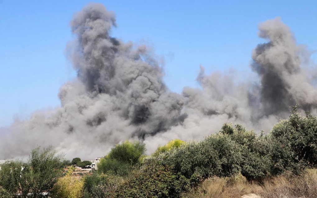 Dikke rookwolken stijgen op na een Israëlische aanval op Zuid-Libanon. Het geweld tussen de terreurgroep Hezbollah en Israël escaleert. beeld AFP, Bilal Kashmar