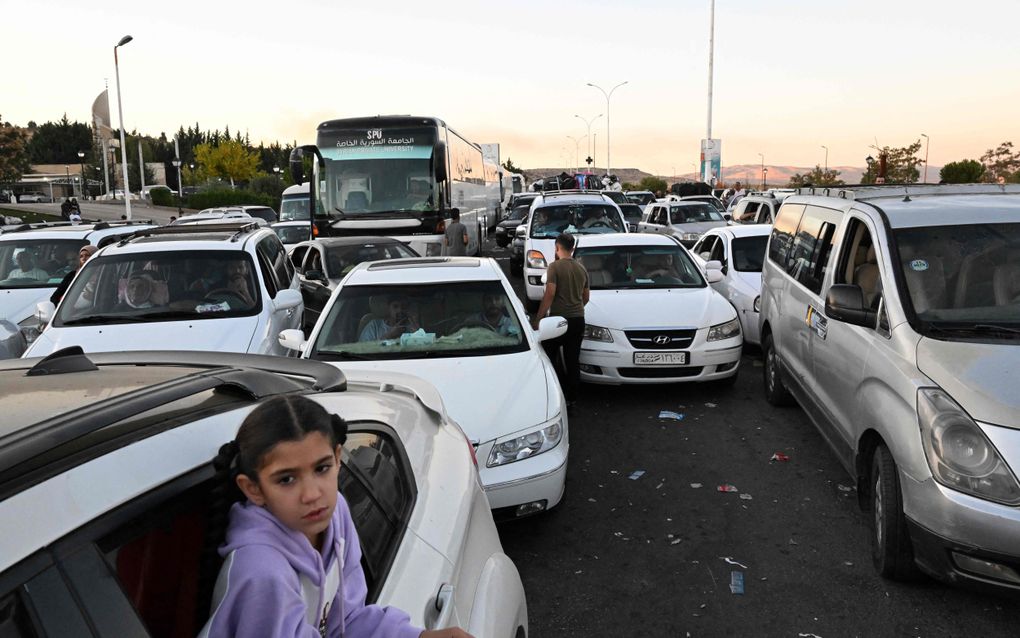 Libanese vluchtelingen arriveren in Jdeidat Yabus, aan de grens met Syrië. beeld AFP, Louai Beshara. 