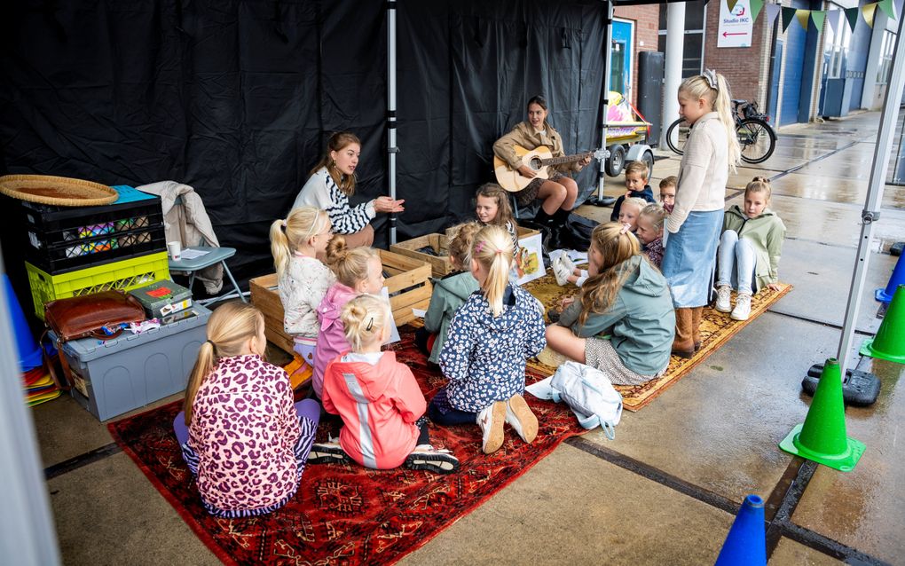 Kinderen nemen deel aan het kinderprogamma op de open dag van het Interkerkelijk Kenniscentrum (IKC) in Hardinxveld-Giessendam. beeld Cees van der Wal