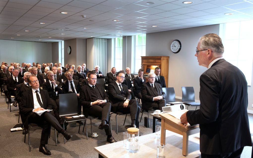 G.R. van Leeuwen, schoolbestuurder, hield de hoofdlezing op de ambtsdragersbijeenkomst van de Gereformeerde Gemeenten in Nederland, zaterdag in Leerdam. beeld William Hoogteyling