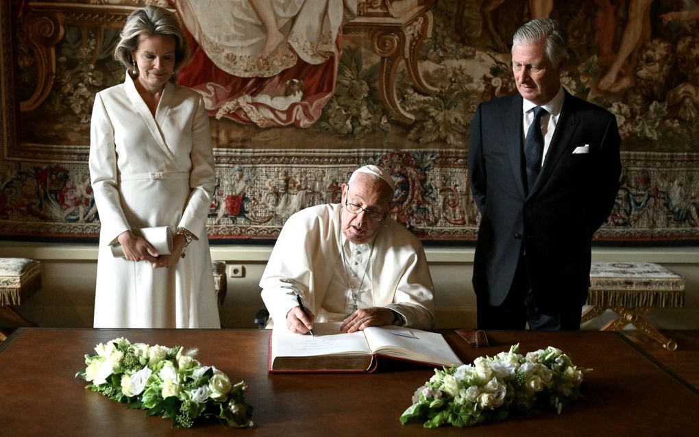 Paus Franciscus tijdens een bezoek aan het koninklijke paar in Laken, bij Brussel in België. beeld EPA, Alberto Pizzoli, Pool