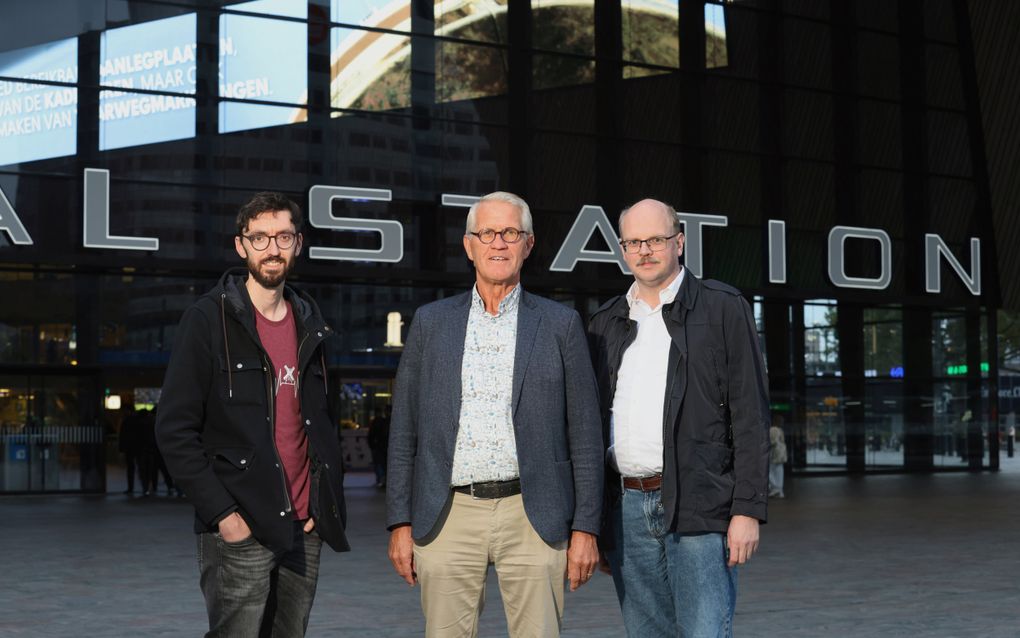 Jansen, Strijbis en De Wit op het Centraal Station van Rotterdam. beeld Dennis Wisse