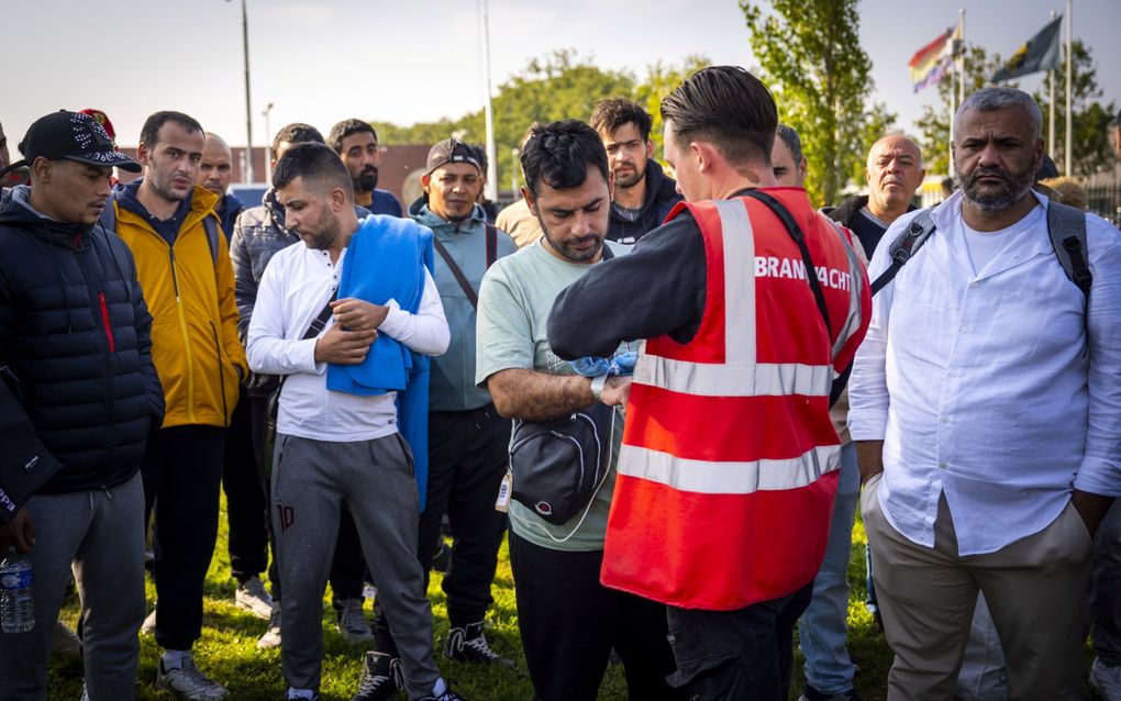 „De vreemdeling heeft van Godswege recht op een rechtvaardige behandeling en een barmhartige ontmoeting.” Foto: medewerkers van het COA halen vluchtelingen naar binnen bij het aanmeldcentrum in Ter Apel. beeld ANP, Jilmer Postma