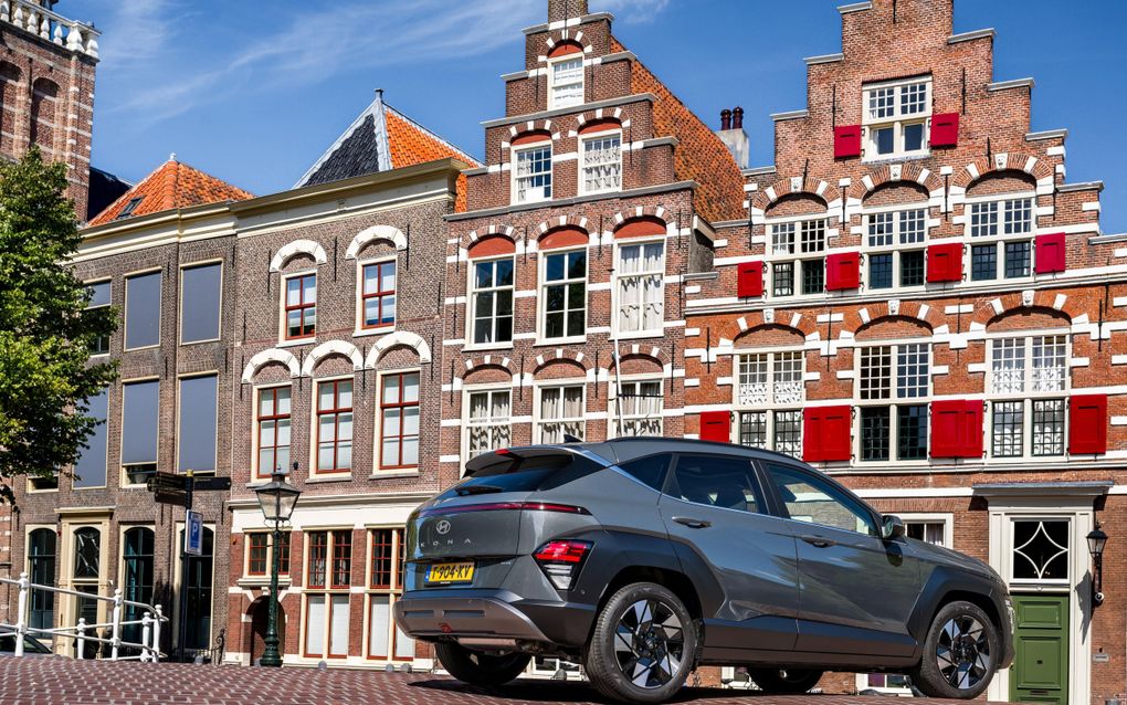 De meeste verkochte personenauto in Nederland heeft twee motoren onder de motorkap: een brandstof- en een elektrische motor. Foto: een hybride Hyundai Kona. beeld Hyundai