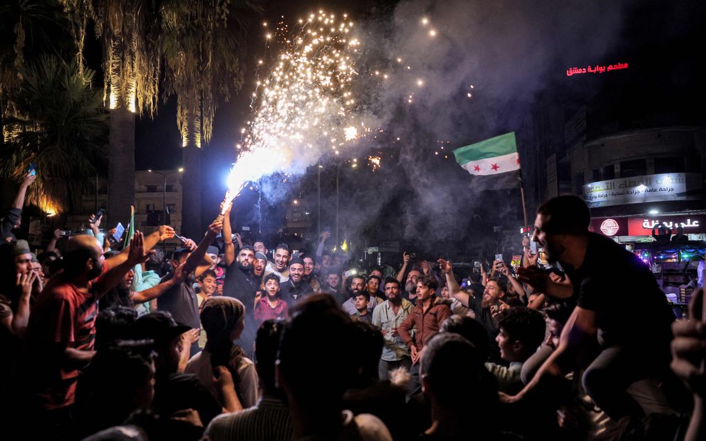 Gejuich en gefeest in de straten van steden van Idlib in Noord-Syrië, nadat bekend is geworden dat Israël Hezbollahleider Nasrallah heeft gedood. beeld AFP, Omar Haj Kadour