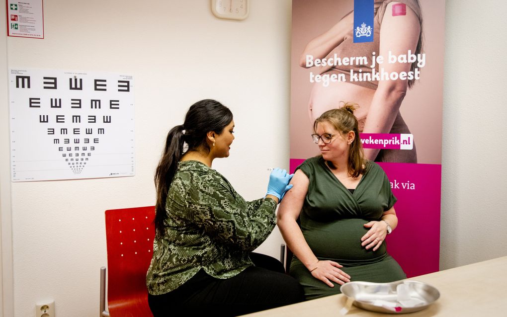 Een zwangere vrouw wordt ingeënt. Vrouwen kunnen de 22-wekenprik krijgen om hun kind en zichzelf te beschermen tegen kinkhoest. De vaccinatie maakt deel uit van het Rijksvaccinatieprogramma. beeld ANP, Sem van der Wal 