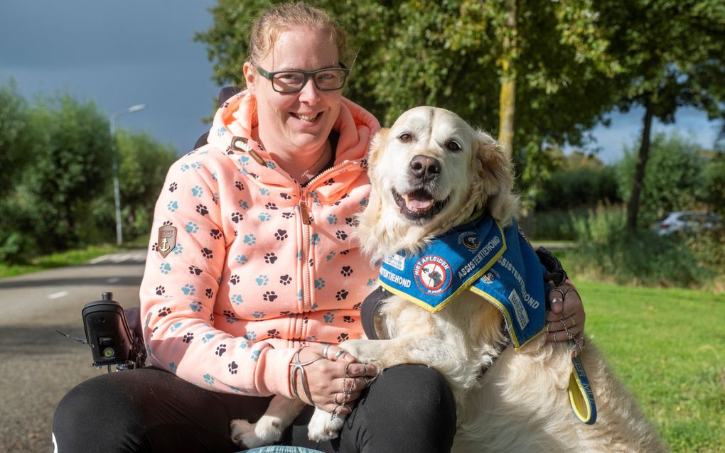 Dianne Kik met haar hulphond Joyca. beeld Dirk-Jan Gjeltema