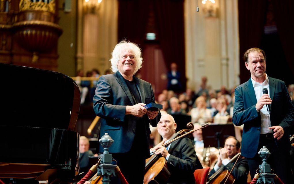 Ronald Brautigam (l.) met de Concertgebouw Penning. Rechts Simon Reinink, algemeen directeur van het Concertgebouw. beeld Eduardus Lee