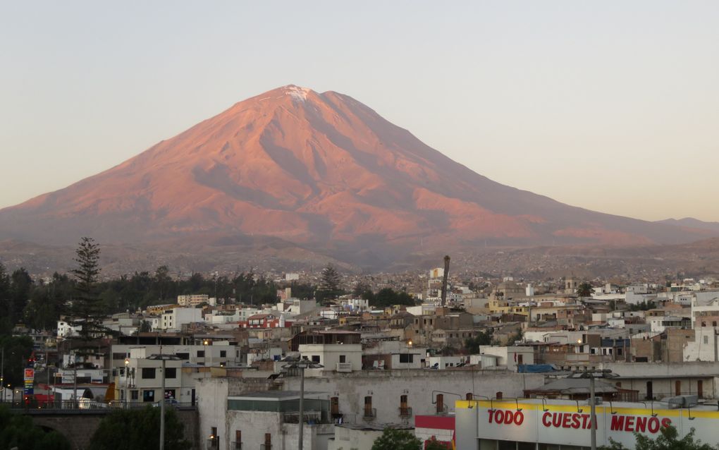 „John Owen is populair onder diverse groepen christenen in Latijns-Amerika, met name in Peru, Chili, Brazilië en Colombia.” Foto: Zuid-Peruaanse stad Arequipa, met op de achtergrond de slapende vulkaan Misti. beeld Grace Baptist Mission 