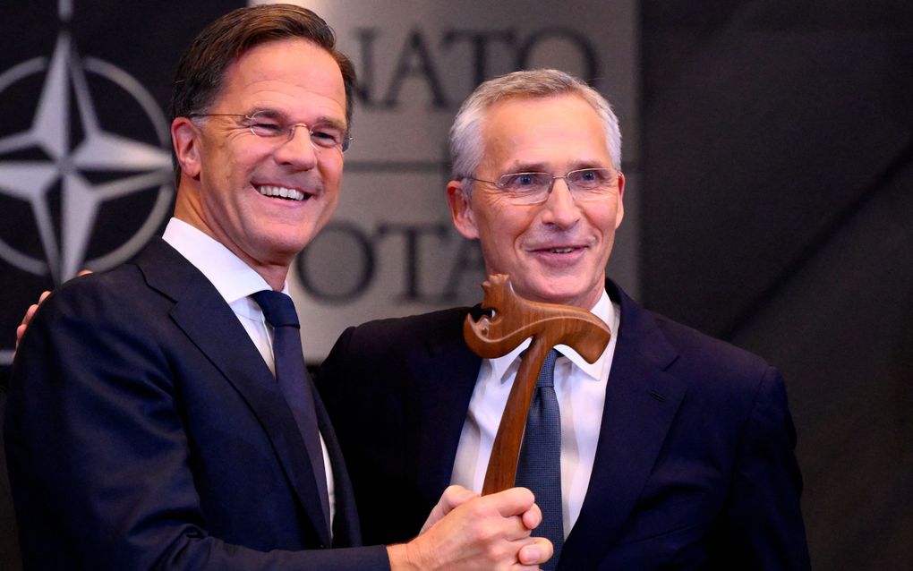 Stoltenberg en Rutte tijdens de overdrachtsceremonie. beeld AFP, John Thys