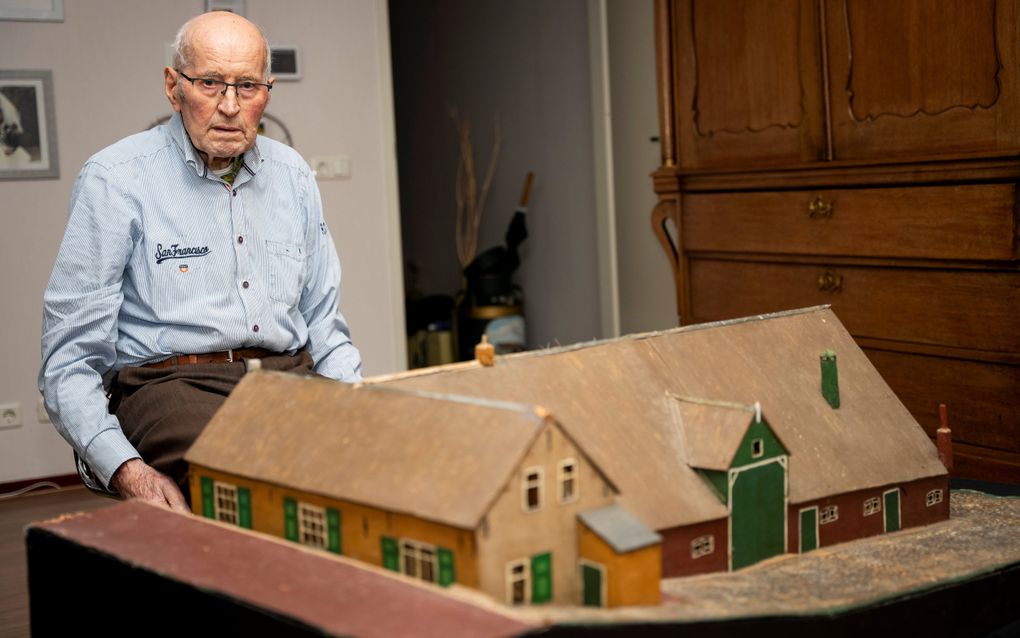 Pleun Meerkerk uit Sliedrecht bij zijn ouderlijk huis op schaal. Meerkerk maakte deze maquette in 1951 en 1952. beeld Cees van der Wal