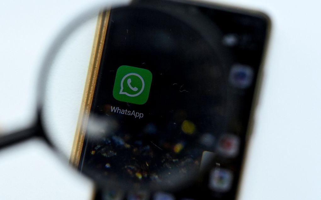 De Europese Commissie wil dat berichtendiensten zoals WhatsApp verplicht kunnen worden om berichten te scannen op kinderpornografische beelden. beeld AFP, Kirill Kudryavtsev