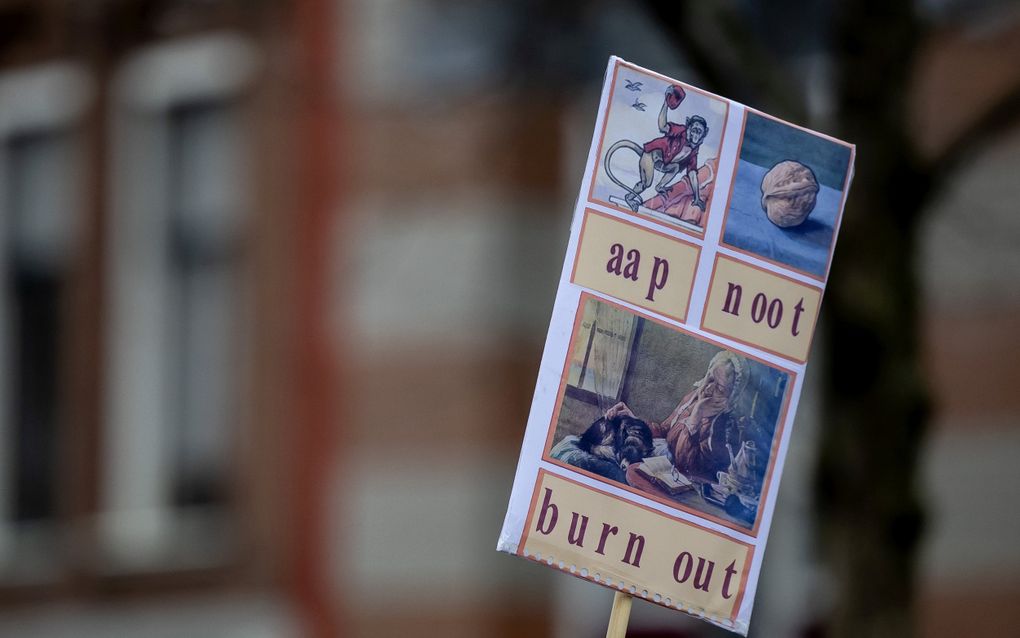 De hoge werkdruk in het onderwijs loopt voor een groeiend aantal docenten uit op een burn-out. Een kortere werkweek helpt volgens CNV om de uitval van docenten te verminderen. beeld ANP, Robin van Lonkhuijsen