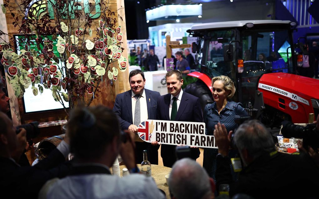 Kandidaat Robert Jenrick (midden) maakt volgens de wedkantoren de meeste kans om de Conservatieve Partij in het Verenigd Koninkrijk te gaan leiden. beeld AFP, Henry Nicholls