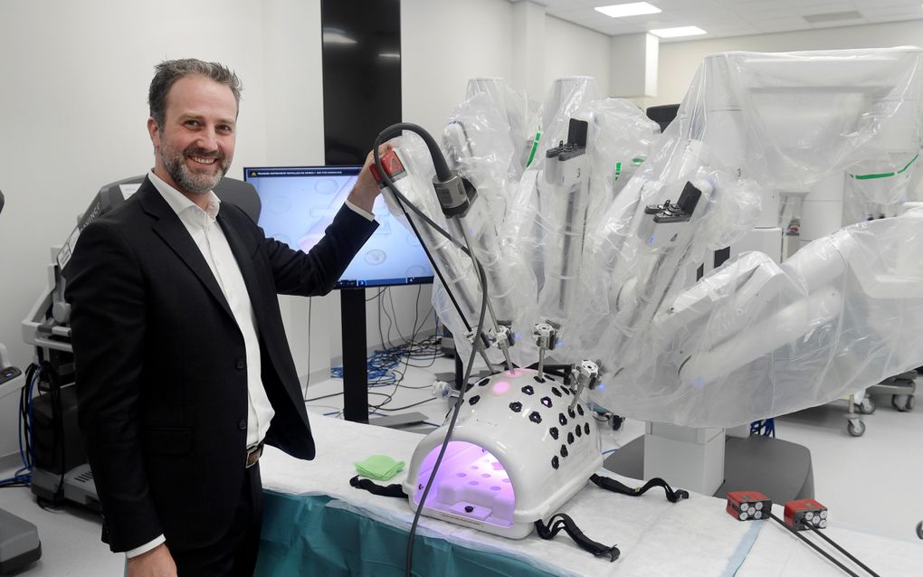 Geoffrey Lorthiois van Intuitive bij een operatierobot in het Amsterdam Skills Centre. beeld Paul Dijkstra Fotografie