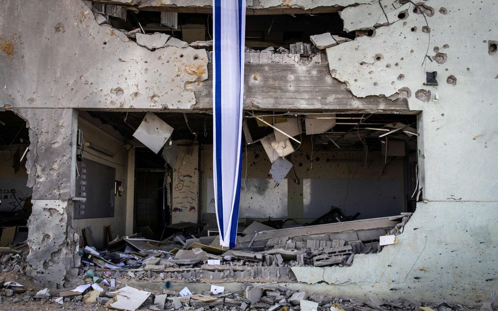 Een school in Gedera raakte dinsdag zwaar beschadigd door een voltreffer van een Iraanse raket. beeld AFP, John Wessels