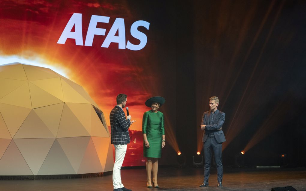 Bas van der Veldt (links), koningin Maxima en chief financial officer (CFO) Arnold Mars tijdens de opening van het hoofdkantoor van Afas Software in 2021 in Leusden. beeld ANP, Jeroen Jumelet 