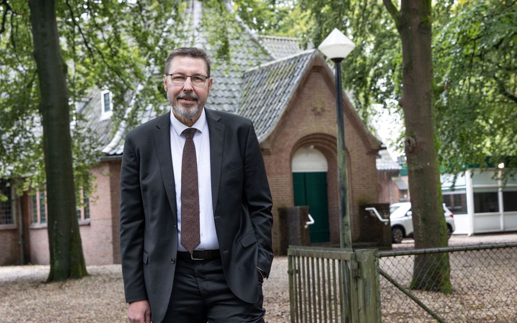 Ds. P. van Duijvenboden voor de Zuiderkapel in Bilthoven. beeld RD, Anton Dommerholt