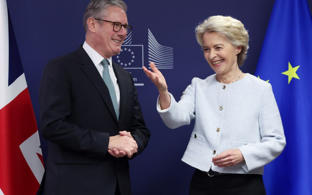 De Britse premier Keir Starmer en voorzitter van de Europese Commissie Ursula von der Leyen. beeld EPA, Olivier Hoslet