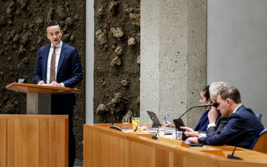 NSC-Kamerlid Van Oostenbruggen (l.) sluit niet uit dat hij initiatieven vanuit de Tweede Kamer zal steunen in een poging om de extra bezuiniging op ontwikkelingshulp ongedaan te maken. beeld ANP, Remko de Waal