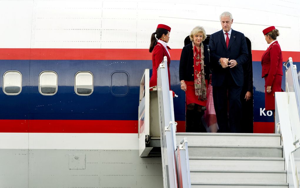 Martin Schröder en zijn vrouw in 2011, na de laatste passagiersvlucht van Martinair. beeld ANP, Koen van Weel