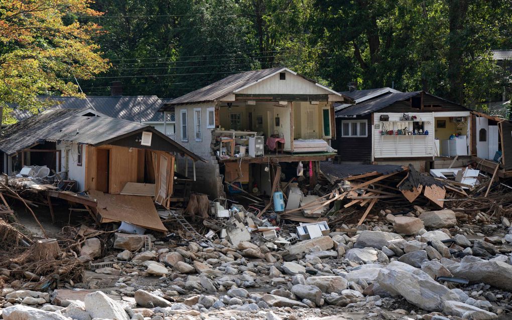 Beschadigde huizen in Chimney Rock, North Carolina, October 2, 2024, na de orkaan Helene. beeld AFP, Allison Joyce