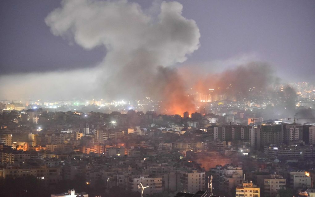 Rookwolken stijgen in de nacht van woensdag op donderdag op boven de Libanese hoofdstad Beiroet. beeld AFP, Fadel Itani