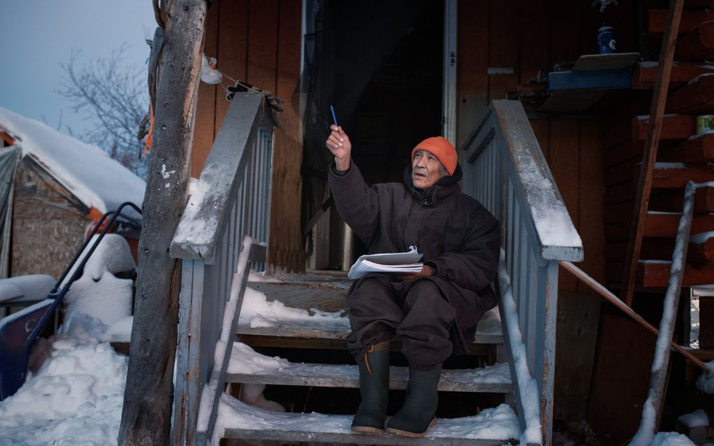 De 81-jarige James ziet de sporen van klimaatverandering in zijn leven. Jagen op kariboes (hertachtigen) is moeilijker omdat ze niet meer vlak langs zijn woonplaats Old Crow in Canada trekken. beeld Nicole Franken