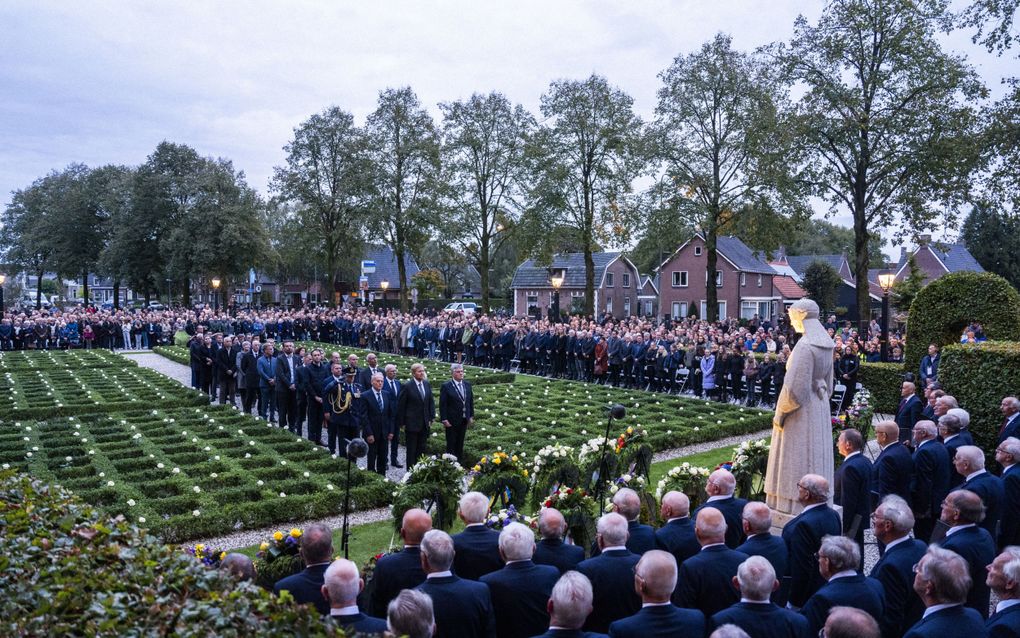 Kranslegging bij het monument ter nagedachtenis aan slachtoffers van de razzia. beeld ANP, Jeroen Jumelet