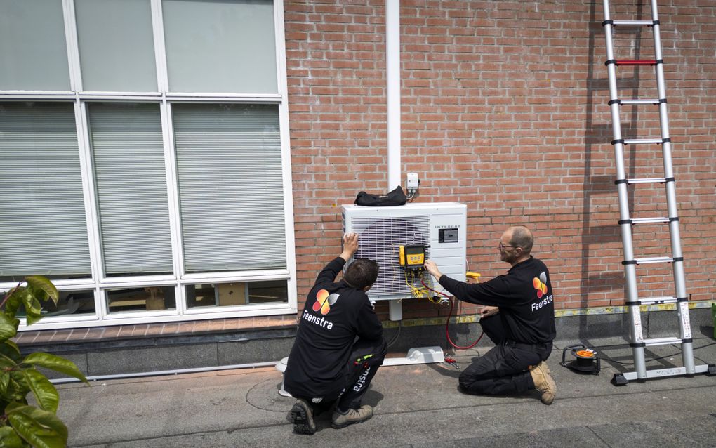 Installatiebedrijven kwamen in 2023 handen tekort om warmtepompen bij klanten te installeren. In de eerste zes maanden van dit jaar is de verkoop ingezakt. beeld ANP, Jeroen Jumelet